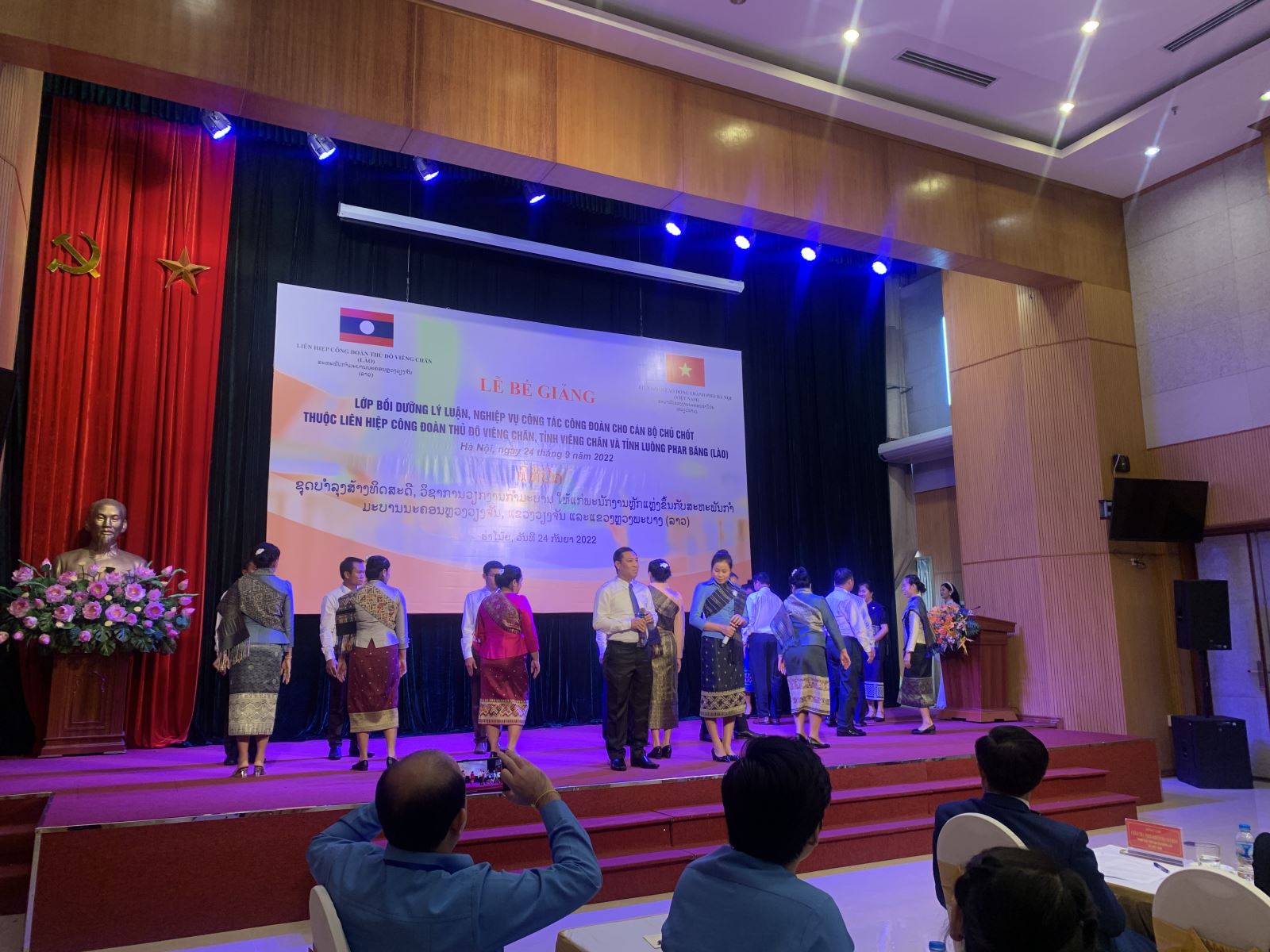  Lễ bế giảng Lớp Bồi dưỡng lý luận, nghiệp vụ công tác công đoàn cho Cán bộ chủ chốt thuộc Liên hiệp Công đoàn thủ đô Viêng Chăn, tỉnh Viêng Chăn và tỉnh Luông Phar Băng (Lào) 